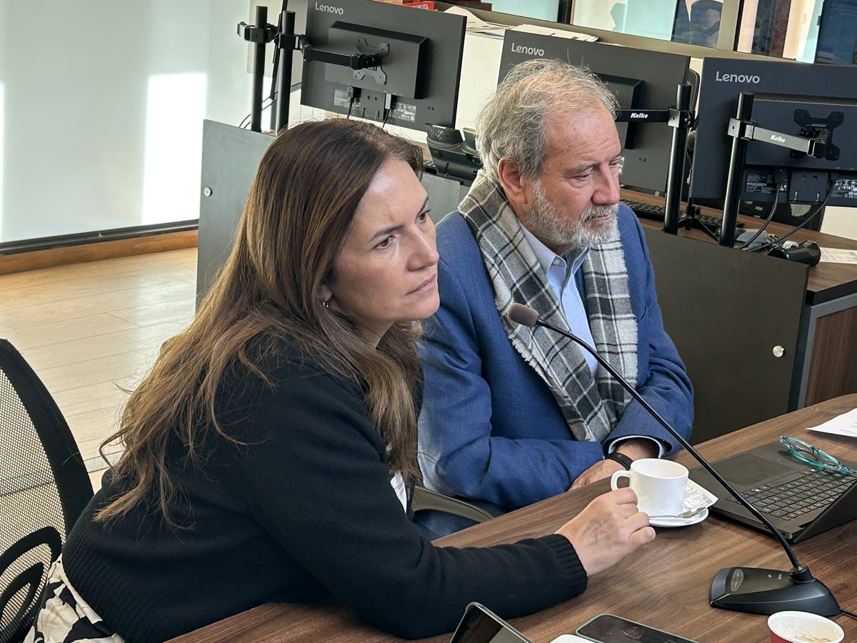 Senapred's tweet photo. Durante esta jornada nuestra Directora Nacional, Alicia Cebrián, junto al Director de @Sismos_UCHILE, Sergio Barrientos, encabezan reunión para analizar sismicidad en Región de Antofagasta. https://t.co/TxmlSX1bIT