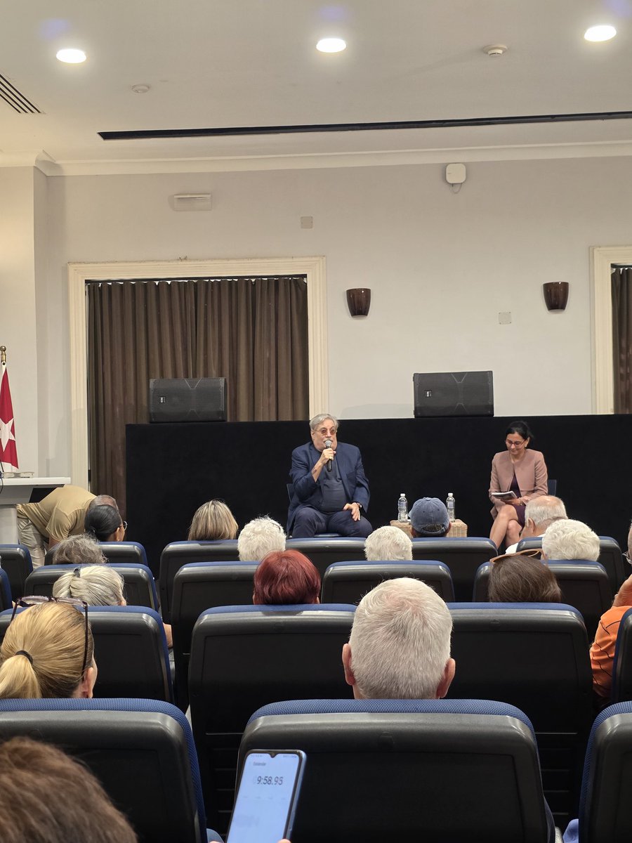 AbelPrieto11's tweet photo. René le entrega a Amaury un recuerdo d esta mañana luminosa en q Fidel ha estado todo el tiempo c/ nosotros. Al final d su charla, confesó: "Rezo todas las noches x la salud d mis hijos, d mis nietos y d mi esposa. Y rezo también x el espíritu d mi amigo Fidel". #100AñosConFidel https://t.co/xQVNijjmAd