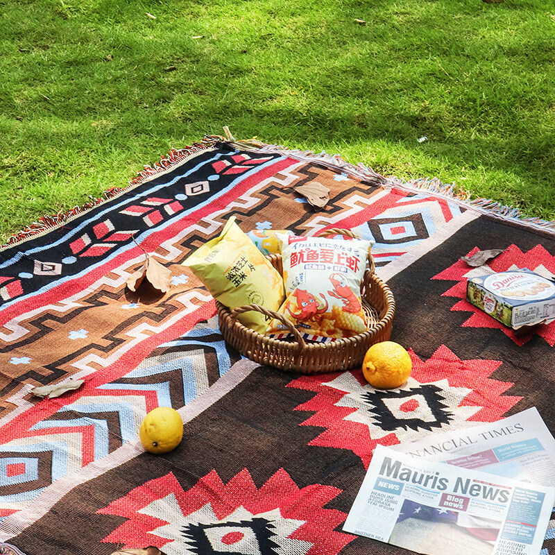 HaHaphuong14's tweet photo. Turn an old denim jacket into a cute picnic blanket with patchwork u0026 fringe! 10 mins DIY that’s eco-friendly u0026 super handy. https://t.co/gFSSD7ZtJx