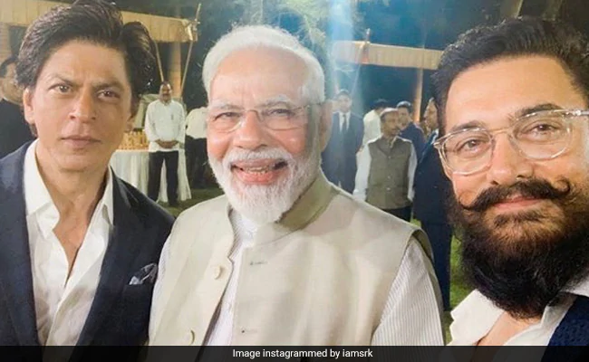 3x3_matrices's tweet photo. Modi supporters blame Previous Govt. for the bollywood movies like CHAK DE INDIA (coach kabir) released in those times...    WELL LOOK AT THIS.... #modi #shahrukhkhan https://t.co/JYluEjEsM2