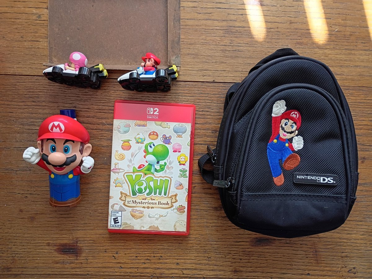 NintendoMan064's tweet photo. Took a few days but my copy of Yoshi Mysterious Book is here.📖 Did little bit of shipping on the side. And got what you see here.🛍️
#YoshiandtheMysteriousBook #YohsiIsland #Yoshi #SuperMario #NintendoCollection #Nintendo https://t.co/tuopPfGbvH