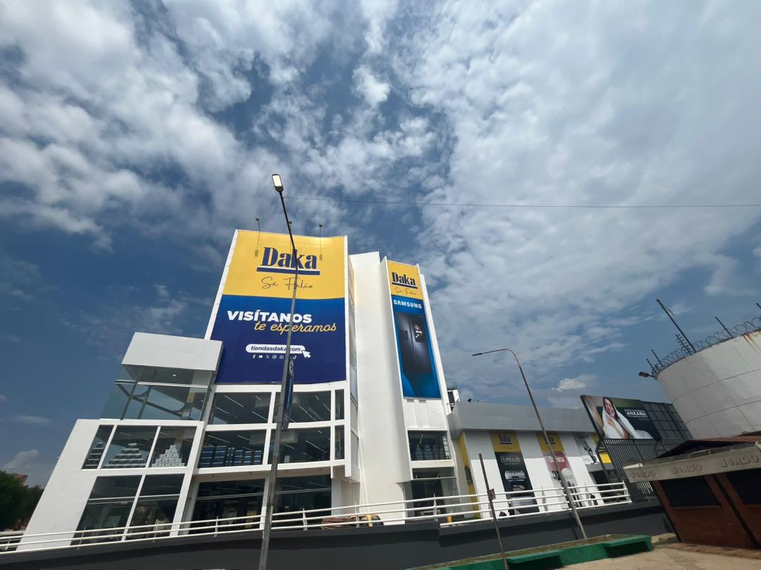 ElNacionalWeb's tweet photo. #ENpubli La nueva sede de Tiendas Daka en la Av. 5 de Julio de Maracaibo marca un nuevo estándar para el retail venezolano con espacios interactivos de Samsung, LG, Hyundai y más marcas líderes. #Maracaibo #Daka

🔵📲Para leer más
https://t.co/4KPlxvMIRT https://t.co/uaPytuuHJu