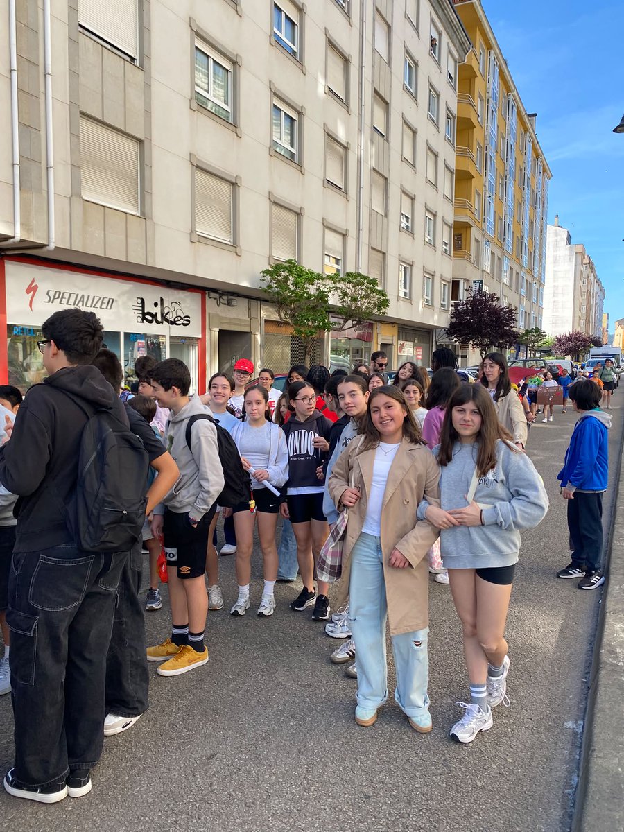 IESMonteCastelo's tweet photo. 📍O alumnado de 1º ESO participou no Correlingua en Ribadeo🧡
Manifesto, andaina polas rúas da vila e actividades lúdicas nunha xornada de convivencia, diversión e reivindicación da nosa lingua, na que o alumnado tamén participou con materiais elaborados nas clases de Lingua💬 https://t.co/Bu2jfMb7pQ