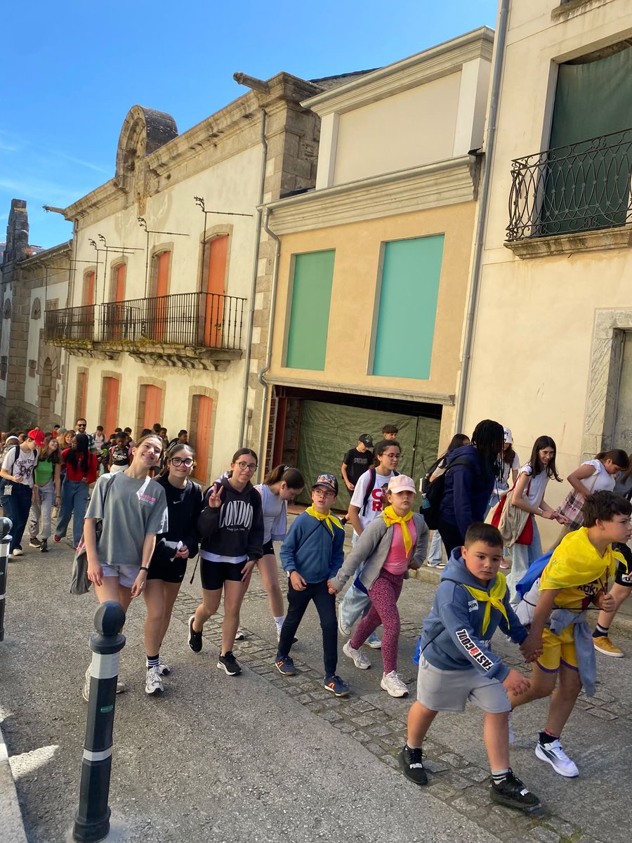 IESMonteCastelo's tweet photo. 📍O alumnado de 1º ESO participou no Correlingua en Ribadeo🧡
Manifesto, andaina polas rúas da vila e actividades lúdicas nunha xornada de convivencia, diversión e reivindicación da nosa lingua, na que o alumnado tamén participou con materiais elaborados nas clases de Lingua💬 https://t.co/Bu2jfMb7pQ