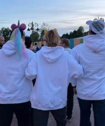 cypher0613killa's tweet photo. taehyung so arrogant he made his bodyguards go to disney and the only member to get handwritten good bye notes by staff members when he enlisted 😂🤪 https://t.co/nSbV0oZCc9