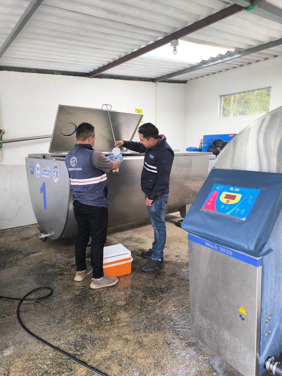 AgrocalidadZ1's tweet photo. #Carchi | Realizamos inspección a Centros de Acopio en el Cantón Tulcán con el objetivo de verificar y controlar la inocuidad de la leche cruda                               #ProtegemosLoQueConsumes https://t.co/9aJ09buWvH