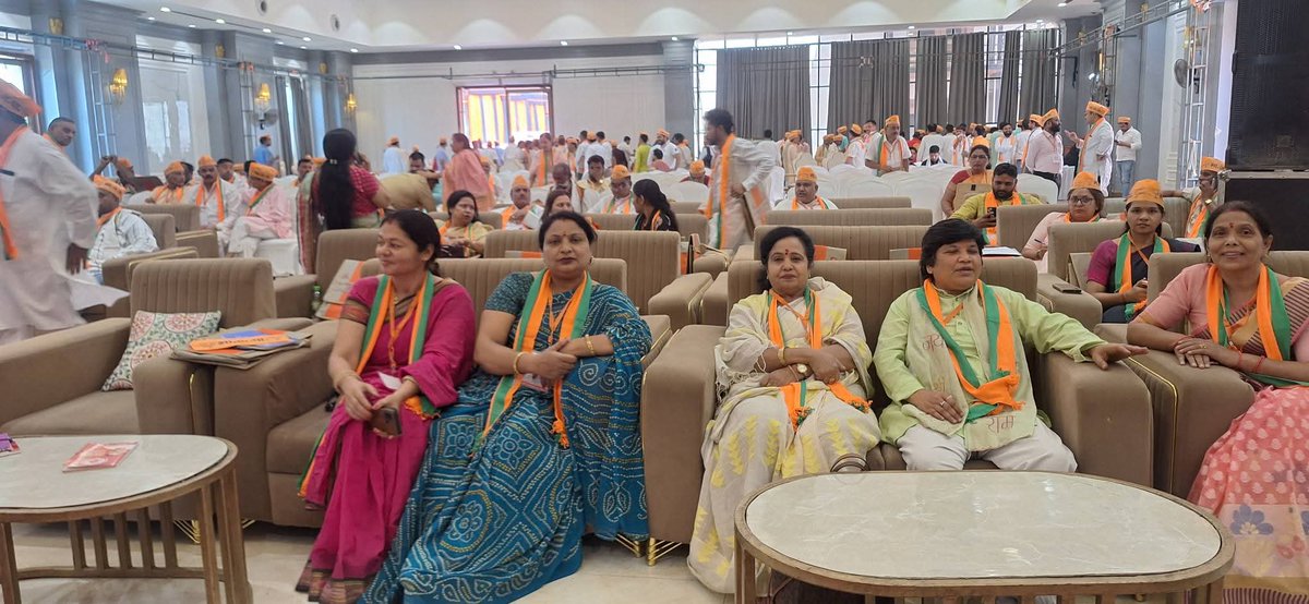 GaurJmgs's tweet photo. राधा वन, आगरा रोड, अलीगढ़ में आयोजित दो दिवसीय जिला प्रशिक्षण वर्ग के प्रथम दिवस में सम्मिलित होने का सौभाग्य प्राप्त हुआ। @MadhulikaRagha2
@Krishnapal92
@satish_gautam78 @BJPMM4UP @BJP4UP https://t.co/sKiiXv3hyu