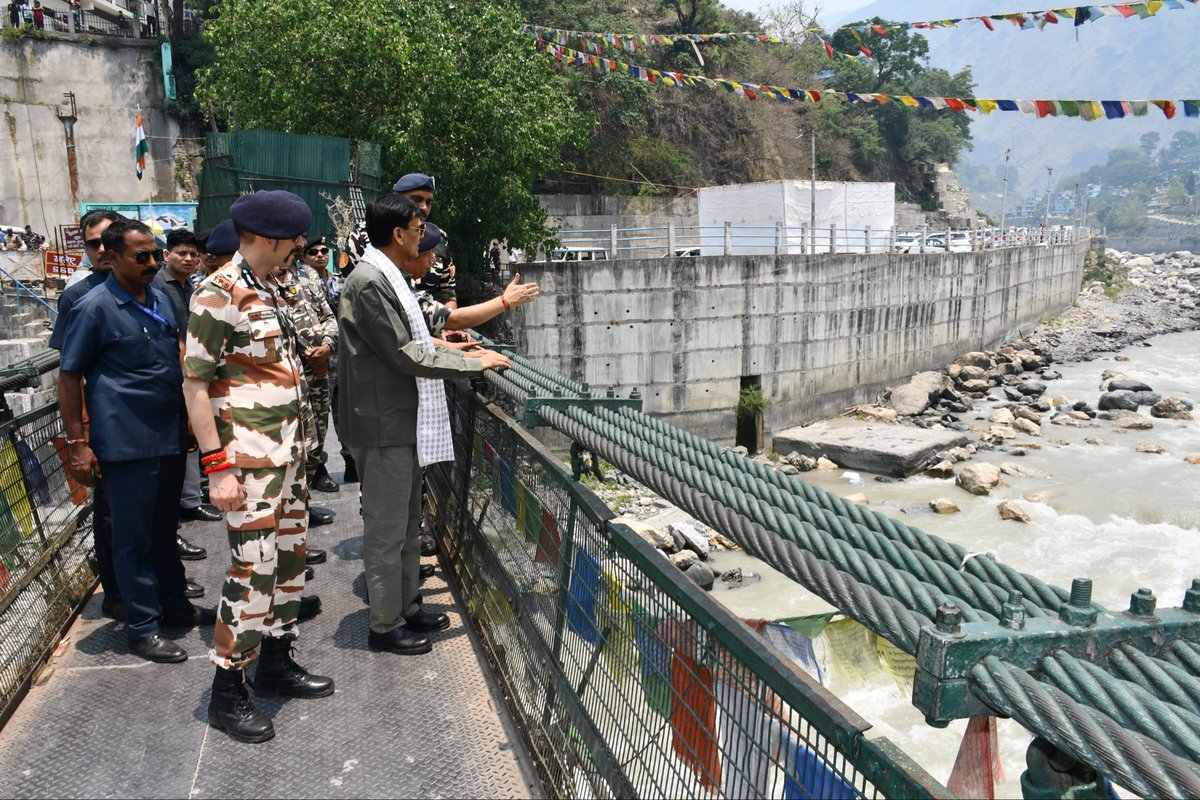 nityanandraibjp's tweet photo. उत्तराखंड के पिथौरागढ़ में भारत - नेपाल सीमा पर SSB की सीमा चौकी धारचूला का दौरा किया और जवानों के साथ संवाद कर आत्मीय पल बिताये l  

भारत - नेपाल के संबंध अति प्राचीन और बंधुत्व से भरे हुए हैं जिसमें रोटी-बेटी का भी अटूट संबंध शामिल है, जिसे सुदृढ़ करते हुए SSB 'सेवा, सुरक्षा और बंधुत्व' के अपने आदर्श वाक्य को चरितार्थ कर रही है।

माननीय प्रधानमंत्री श्री नरेंद्र मोदी जी के प्रेरणादायी नेतृत्व तथा स्पष्ट रणनीतिक सोच से हमारी सेनाओं का मनोबल ऊँचा हुआ है एवं आज देश की सीमाएं पूरी तरह सुरक्षित है I 

माननीय गृह मंत्री श्री अमित शाह जी के कुशल मार्गदर्शन में CAPFs का आधुनिकीकरण एवं उनकी तकनीकी क्षमताओं का उन्नयन हुआ है l