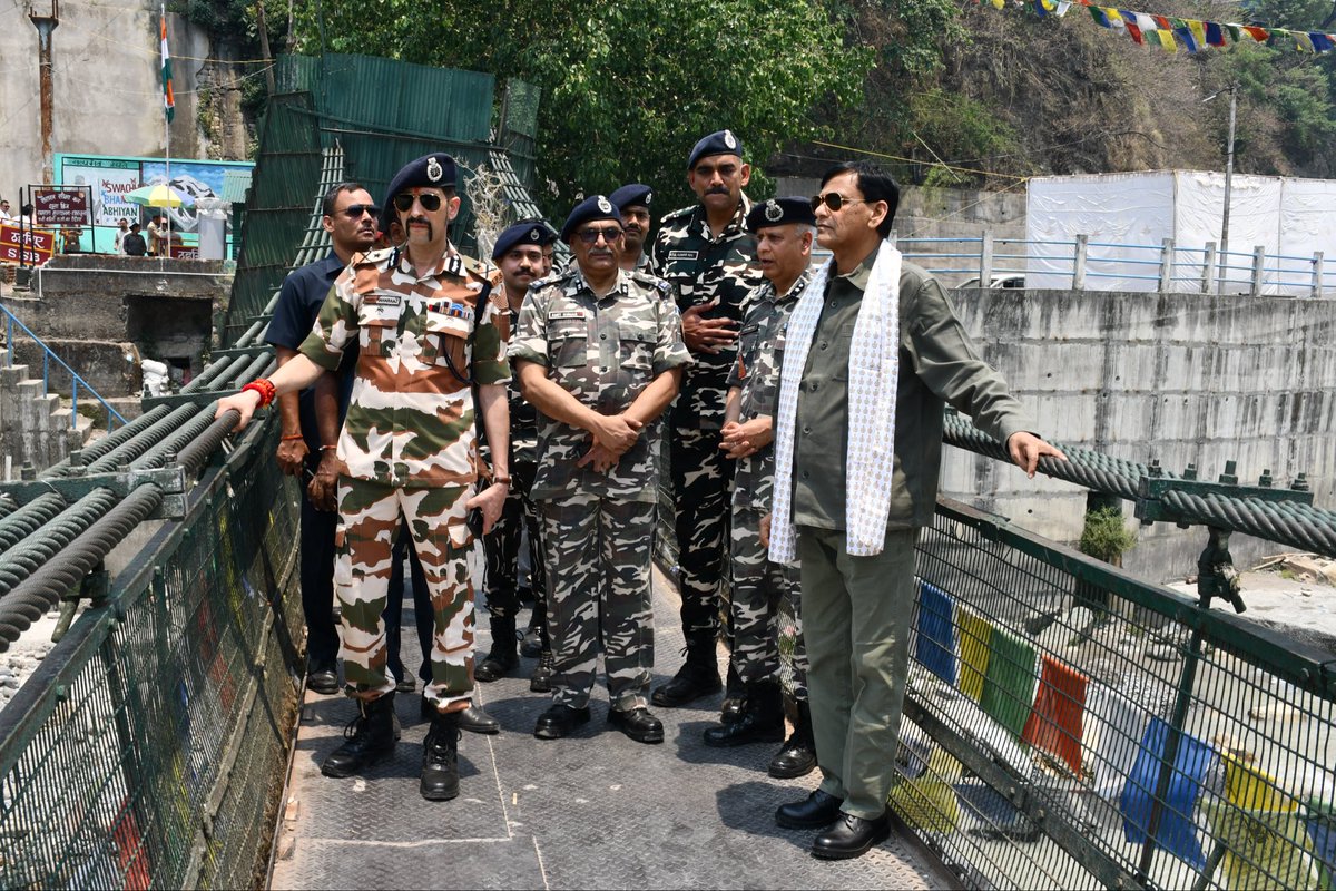 nityanandraibjp's tweet photo. उत्तराखंड के पिथौरागढ़ में भारत - नेपाल सीमा पर SSB की सीमा चौकी धारचूला का दौरा किया और जवानों के साथ संवाद कर आत्मीय पल बिताये l  

भारत - नेपाल के संबंध अति प्राचीन और बंधुत्व से भरे हुए हैं जिसमें रोटी-बेटी का भी अटूट संबंध शामिल है, जिसे सुदृढ़ करते हुए SSB 'सेवा, सुरक्षा और बंधुत्व' के अपने आदर्श वाक्य को चरितार्थ कर रही है।

माननीय प्रधानमंत्री श्री नरेंद्र मोदी जी के प्रेरणादायी नेतृत्व तथा स्पष्ट रणनीतिक सोच से हमारी सेनाओं का मनोबल ऊँचा हुआ है एवं आज देश की सीमाएं पूरी तरह सुरक्षित है I 

माननीय गृह मंत्री श्री अमित शाह जी के कुशल मार्गदर्शन में CAPFs का आधुनिकीकरण एवं उनकी तकनीकी क्षमताओं का उन्नयन हुआ है l