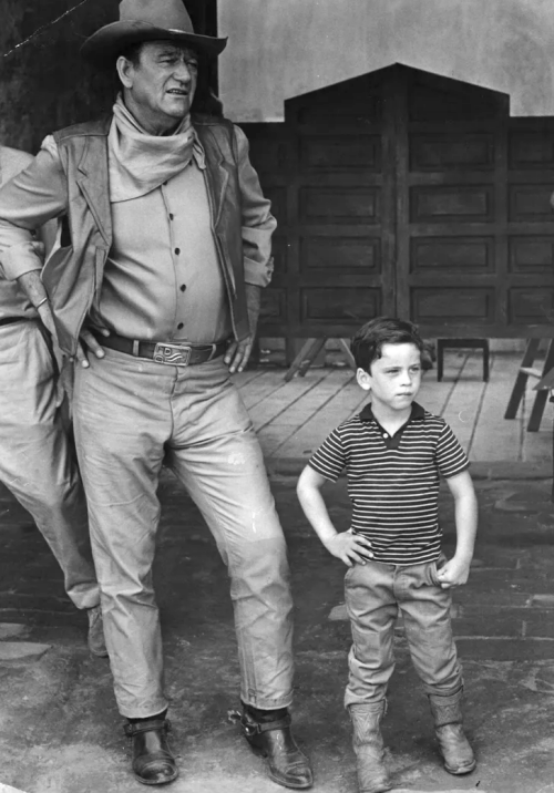 Nathan_Kurtz's tweet photo. Del especial de LODE: El personaje de Mando no se podría haber hecho sin dos dobles especialistas a los que en la película se les acredita a la altura de Pedro Pascal. Se trata de Brendan Wayne, nieto de John Wayne, que hace todos los movimientos... https://t.co/mPB4HxGU9E