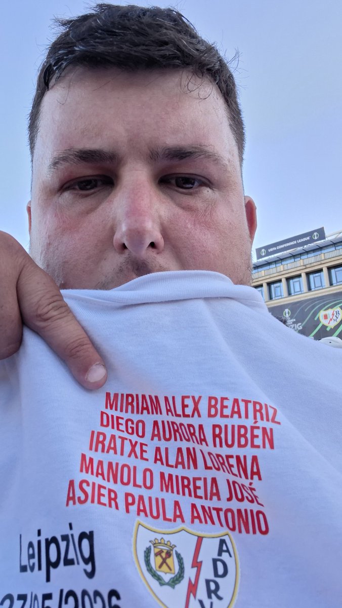 KikeSM_2107's tweet photo. Va por mi crushazo @miiiriiiamvk. Va por Heras, que está aquí también por su mujer y por sus hijos. Va por @AuroV, va por su padre Manolo, y va por @Pabliiitooo_ que le he traído. Va por mi prima Lorena, va por su marido Daniel, y va por sus hijos Martina y Jaime. Va por Vallekas https://t.co/YZIttmVjA6