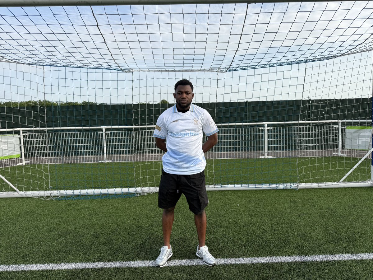 AveleyFC's tweet photo. BTS: Our First Summer Signing, @Giovanni_LDN 📸

#MunyardsMillers | #TogetherAveley https://t.co/PYRsyX1KTv