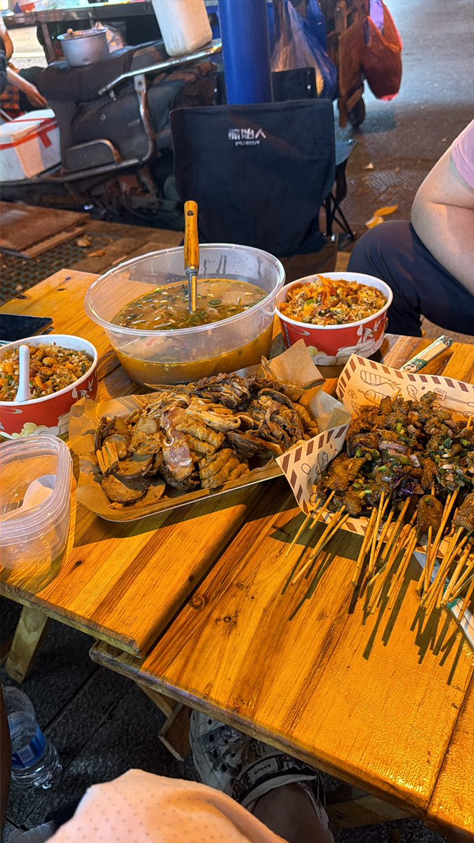 Chensir010's tweet photo. 长沙这种天气真的好舒服 吃吃路边摊 吹吹牛 喝喝酒 感觉真的不要太好 https://t.co/pBEdkFjH4F