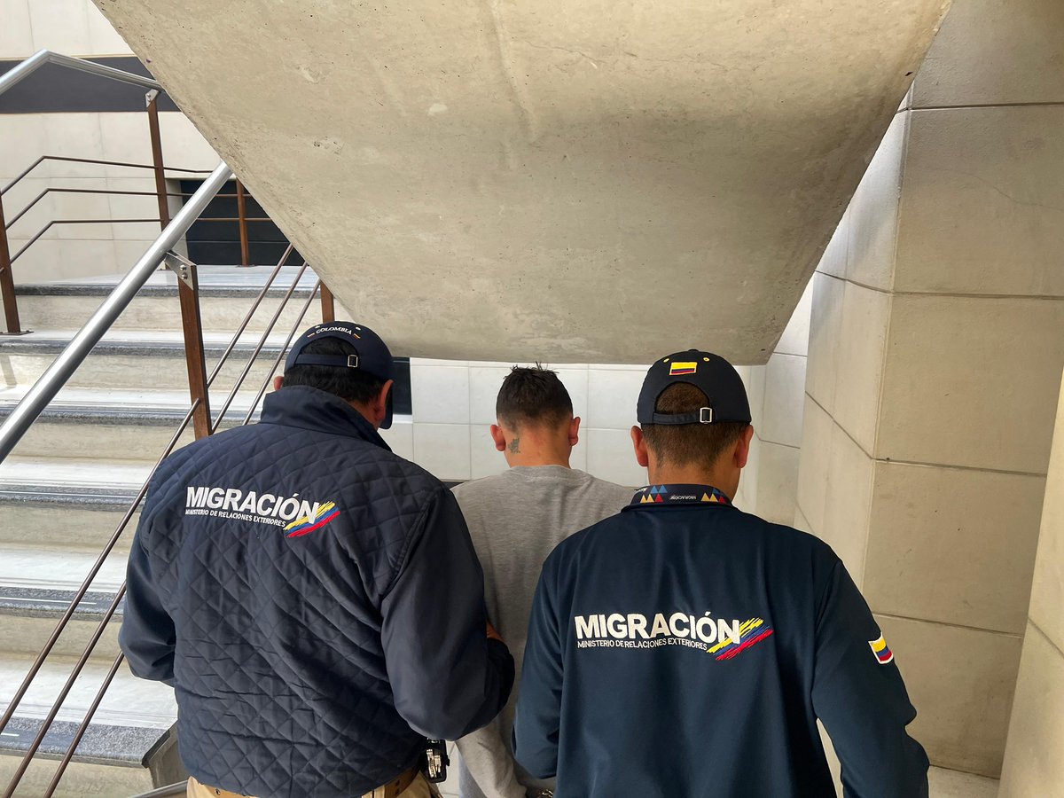 MigracionCol's tweet photo. Secretario @Cesarestrepof, durante el gobierno del Presidente @petrogustavo, oficiales de @MigracionCol del aeropuerto El Dorado han dejado a disposición de las autoridades a más de 2.300 personas requeridas mediante órdenes de captura o circulares de Interpol. https://t.co/a0mvgFEH3p