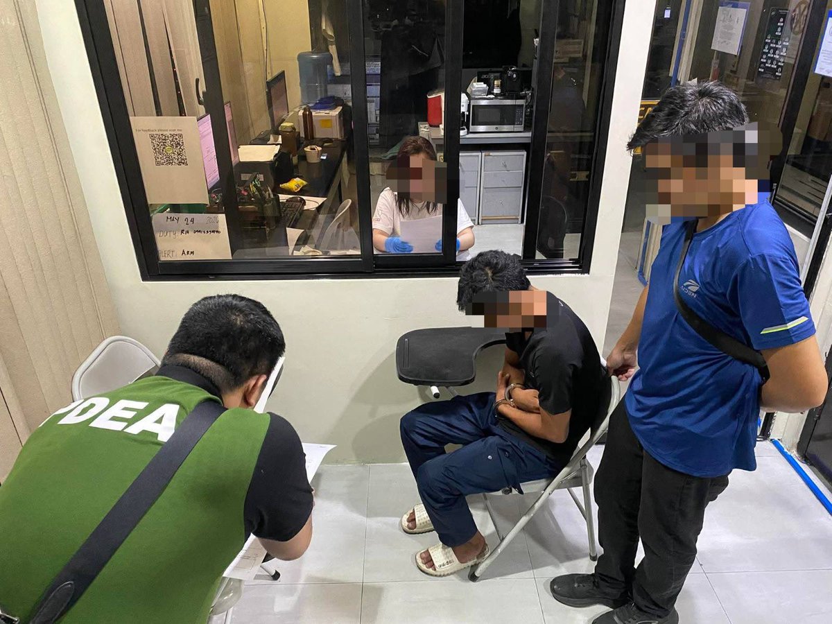 eon_sanchez's tweet photo. Arestado ang isang hinihinalang tulak ng ilegal na droga sa buy-bust operation ng PDEA sa Bgy. Don Bosco, Parañaque City, gabi ng Mayo 25, 2026.

Nakuha mula sa suspek ang tinatayang 500 gramo ng hinihinalang shabu na nagkakahalaga ng P3.4-M. @ABSCBNNews 

(Courtesy: PDEA RO-NCR) https://t.co/xKiY306AXh