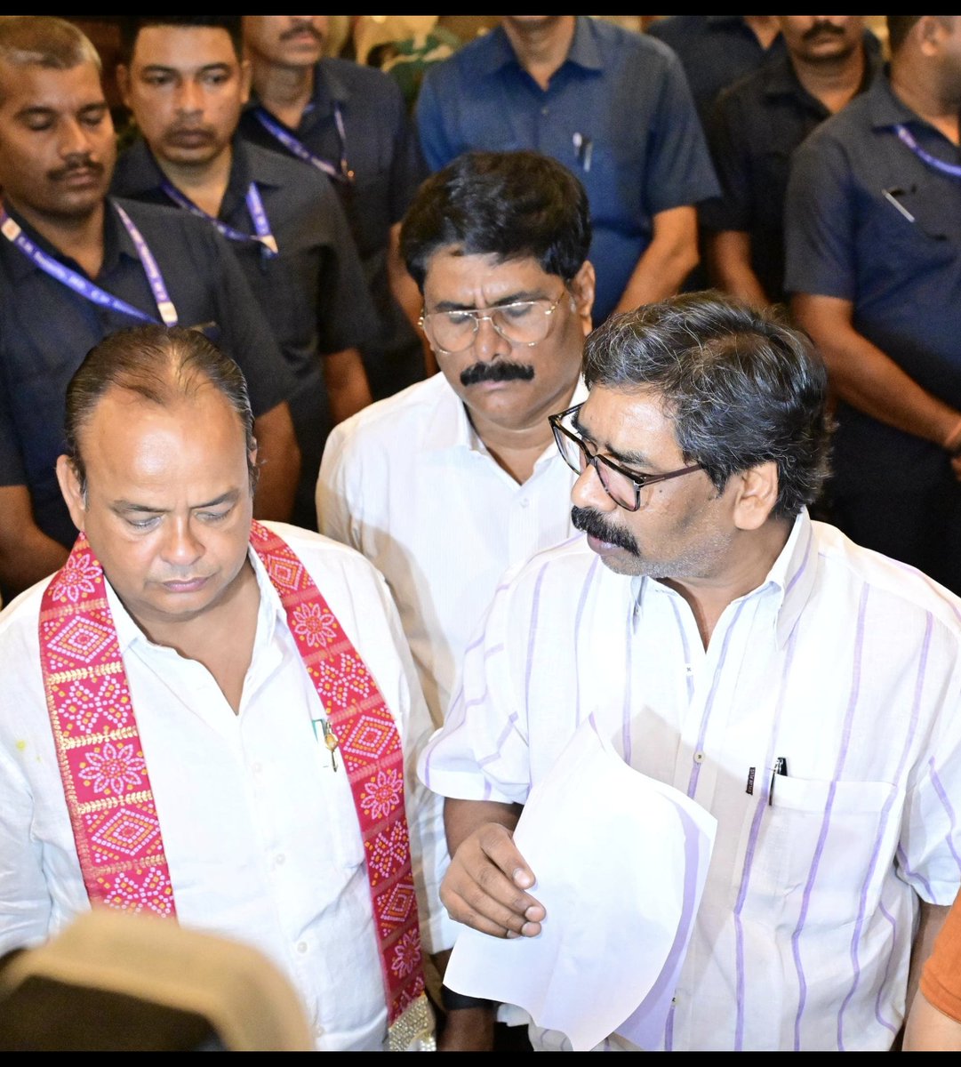 IrfanAnsariMLA's tweet photo. Another historic and revolutionary step towards transforming the healthcare system of Jharkhand.
Under the guidance of the popular Chief Minister Shri @HemantSorenJMM जी, today’s Cabinet approved the opening of 747 “Howrah Medical Stores” across all 24 districts of the state.
Through this landmark initiative, the people of Jharkhand will receive quality medicines, proper medical guidance, and essential drugs free of cost. This decision will provide major relief to lakhs of poor, needy, and rural citizens across the state.
People from every corner of Jharkhand are congratulating Health Minister Irfan Ansari and Chief Minister Hemant Soren for this people-centric and visionary decision.
When you work honestly for the people, criticism from some sections is natural.
But our mission remains clear —
to strengthen healthcare services and ensure better treatment facilities reach every citizen of Jharkhand.
We will continue to serve the people with honesty, dedication, and commitment.
@RahulGandhi @INCIndia @kharge @kcvenugopalmp @KRajuINC @sirivellaprasad @vidyarthee @ShayarImran @INCJharkhand_ @JMMKalpanaSoren