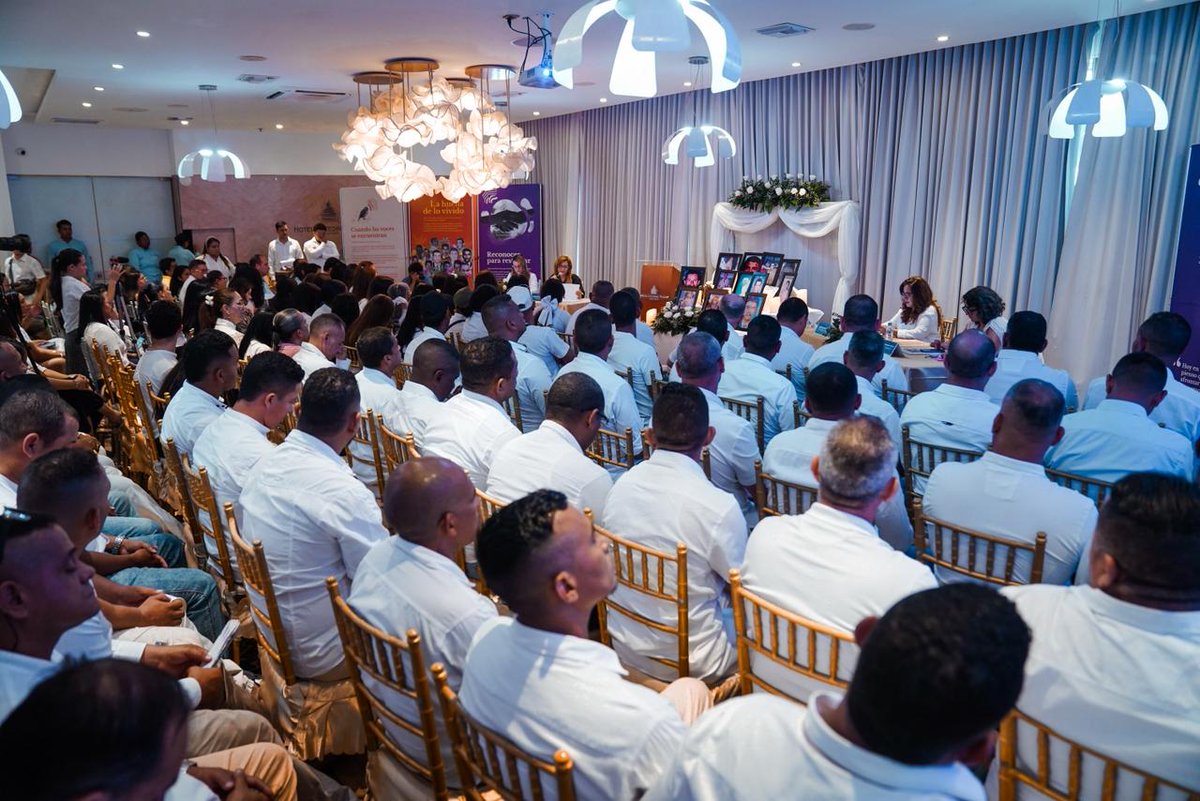 JEP_Colombia's tweet photo. Este 26 de mayo, en Santa Marta, Magdalena, en articulación con la @ARNColombia, la JEP llevó a cabo la audiencia para verificar las medidas de reparación, en el proceso de acompañamiento a comparecientes de la fuerza pública involucrados en crímenes cometidos en la Costa Caribe. https://t.co/UyKpEyVvSC