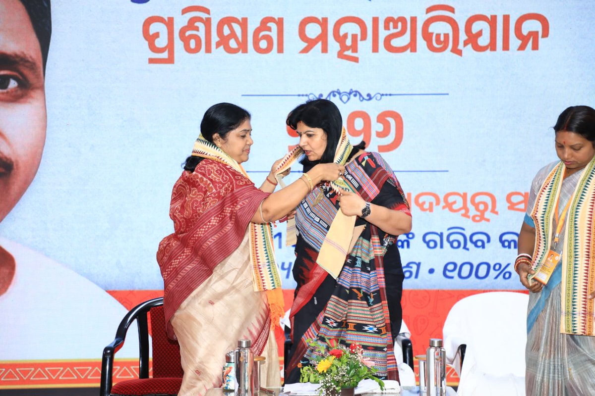 RashmiMohapat19's tweet photo. ଭୁବନେଶ୍ୱର ସାଂଗଠନିକ ଜିଲ୍ଲା ବିଜେପି ପକ୍ଷରୁ ଆୟୋଜିତ ପଣ୍ଡିତ ଦିନଦୟାଲ ପ୍ରଶିକ୍ଷଣ ଶିବିର କାର୍ଯ୍ୟକ୍ରମ ରେ ବହୁସିକ୍ଷଣୀୟ ଅନୁଭୂତି ପ୍ରାପ୍ତ ହେଲି 
ଏକ ଦୃଢ଼ ରାଷ୍ଟ୍ର ଗଠନ ସଂକଳ୍ପ ଗ୍ରହଣ କରିଲୁ https://t.co/toyYdZdh44
