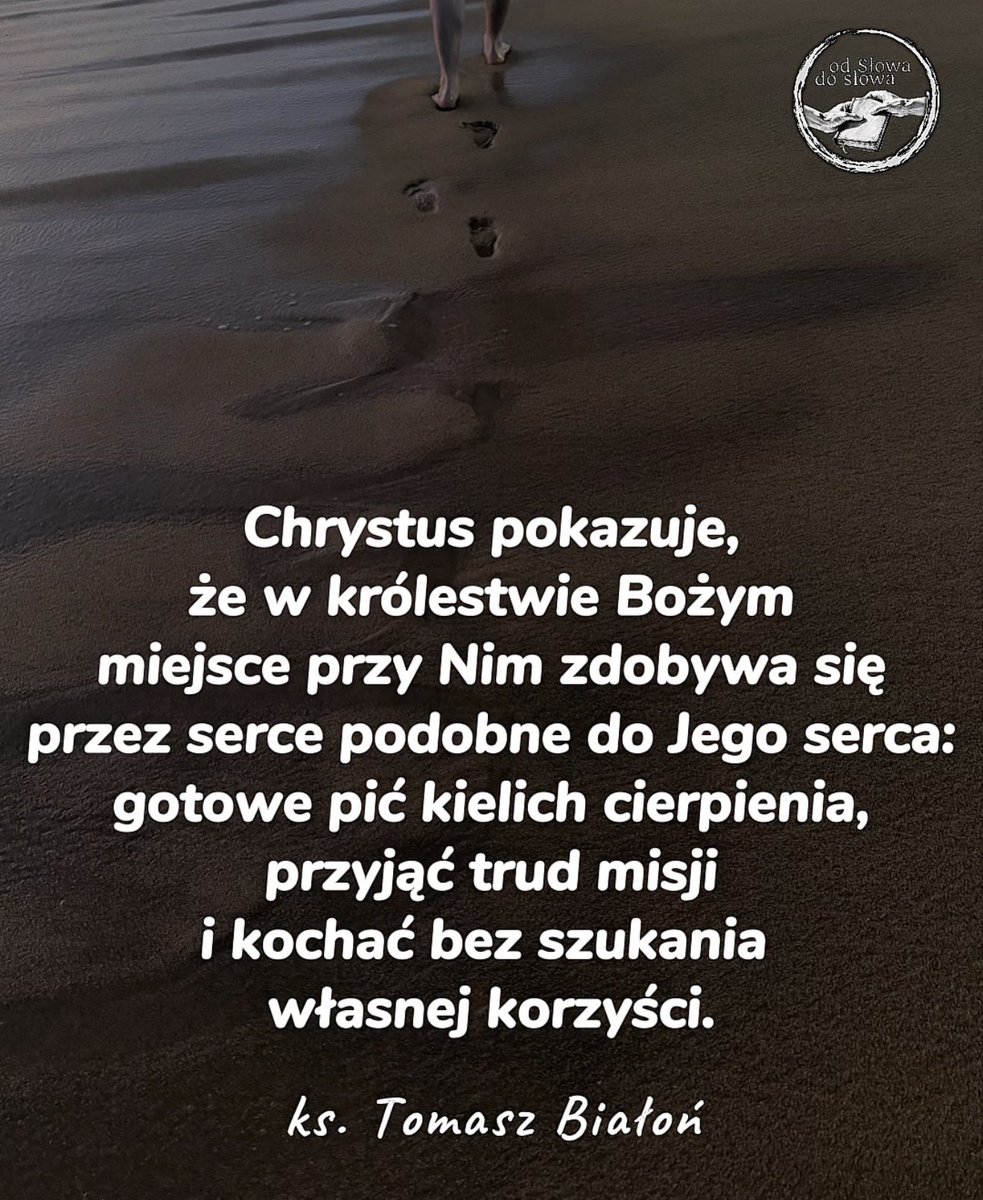 tdfbialon's tweet photo. Prośba Jakuba i Jana odsłania pragnienie wielkości obecne w sercu człowieka. Każdy chce być zauważony, ważny i doceniony. Jezus oczyszcza to pragnienie. Wielkość sama w sobie jest dobra, gdy oznacza dojrzałość miłości, zdolność oddania siebie i wierność aż do końca. Chrystus pokazuje, że w królestwie Bożym miejsce przy Nim zdobywa się przez serce podobne do Jego serca: gotowe pić kielich cierpienia, przyjąć trud misji i kochać bez szukania własnej korzyści.

+++

Ewangelia na 27.05.2026 r. (Środa): „Uczniowie byli w drodze, zdążając do Jerozolimy. Jezus wyprzedzał ich, tak że się dziwili; ci zaś, którzy szli za Nim, byli strwożeni. Wziął znowu Dwunastu i zaczął mówić im o tym, co miało Go spotkać:
«Oto idziemy do Jerozolimy. A tam Syn Człowieczy zostanie wydany arcykapłanom i uczonym w Piśmie. Oni skażą Go na śmierć i wydadzą poganom. I będą z Niego szydzić, oplują Go, ubiczują i zabiją, a po trzech dniach zmartwychwstanie».
Wtedy podeszli do Niego synowie Zebedeusza, Jakub i Jan, i rzekli: «Nauczycielu, pragniemy, żebyś nam uczynił to, o co Cię poprosimy».
On ich zapytał: «Co chcecie, żebym wam uczynił?»
Rzekli Mu: «Daj nam, żebyśmy w Twojej chwale siedzieli jeden po prawej, a drugi po lewej Twej stronie».
Jezus im odparł: «Nie wiecie, o co prosicie. Czy możecie pić kielich, który Ja mam pić, albo przyjąć chrzest, którym Ja mam być ochrzczony?»
Odpowiedzieli Mu: «Możemy».
Lecz Jezus rzekł do nich: «Kielich, który Ja mam pić, wprawdzie pić będziecie; i chrzest, który Ja mam przyjąć, wy również przyjmiecie. Nie do Mnie jednak należy dać miejsce po mojej stronie prawej lub lewej, ale dostanie się ono tym, dla których zostało przygotowane».
Gdy usłyszało to dziesięciu pozostałych, poczęli oburzać się na Jakuba i Jana. A Jezus przywołał ich do siebie i rzekł do nich:
«Wiecie, że ci, którzy uchodzą za władców narodów, uciskają je, a ich wielcy dają im odczuć swą władzę. Nie tak będzie między wami. Lecz kto by między wami chciał się stać wielkim, niech będzie sługą waszym. A kto by chciał być pierwszym między wami, niech będzie niewolnikiem wszystkich. Bo i Syn Człowieczy nie przyszedł, aby Mu służono, lecz żeby służyć i dać swoje życie jako okup za wielu».” (Mk 10,32-45)