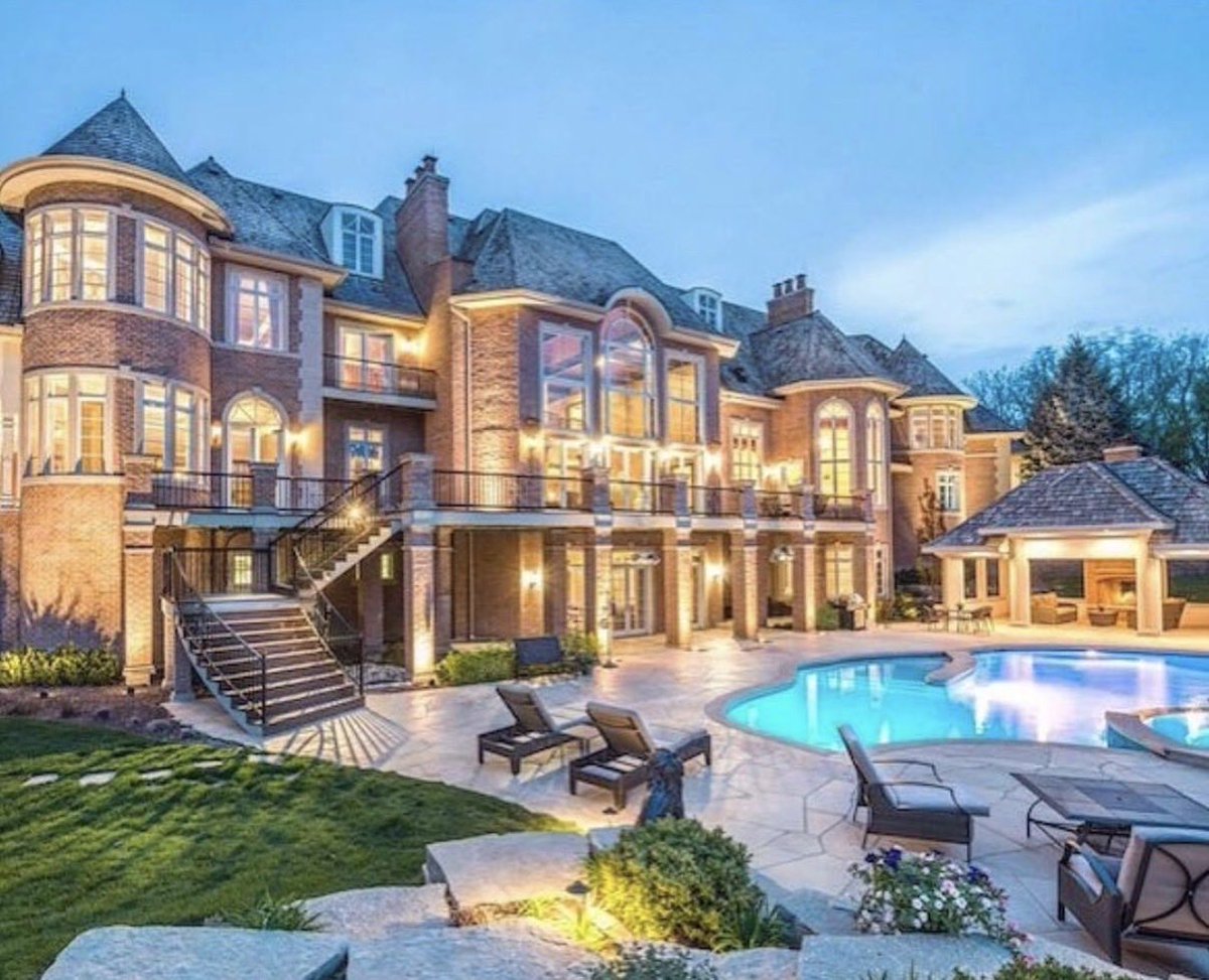 InvestorTanner's tweet photo. What it's like running your own business...

"Dang will I ever get another pay check"

few months later after doing the same boring inputs

"Yo, should we buy a mansion"

----

I switched all of my marketing to helping high earners as their Realtor. Primary residences, tax strategy, deal finding, etc.

It was scary for the first few months, but now that I'm working with the people I'm most aligned with, I feel like that mansion is getting closer 😆