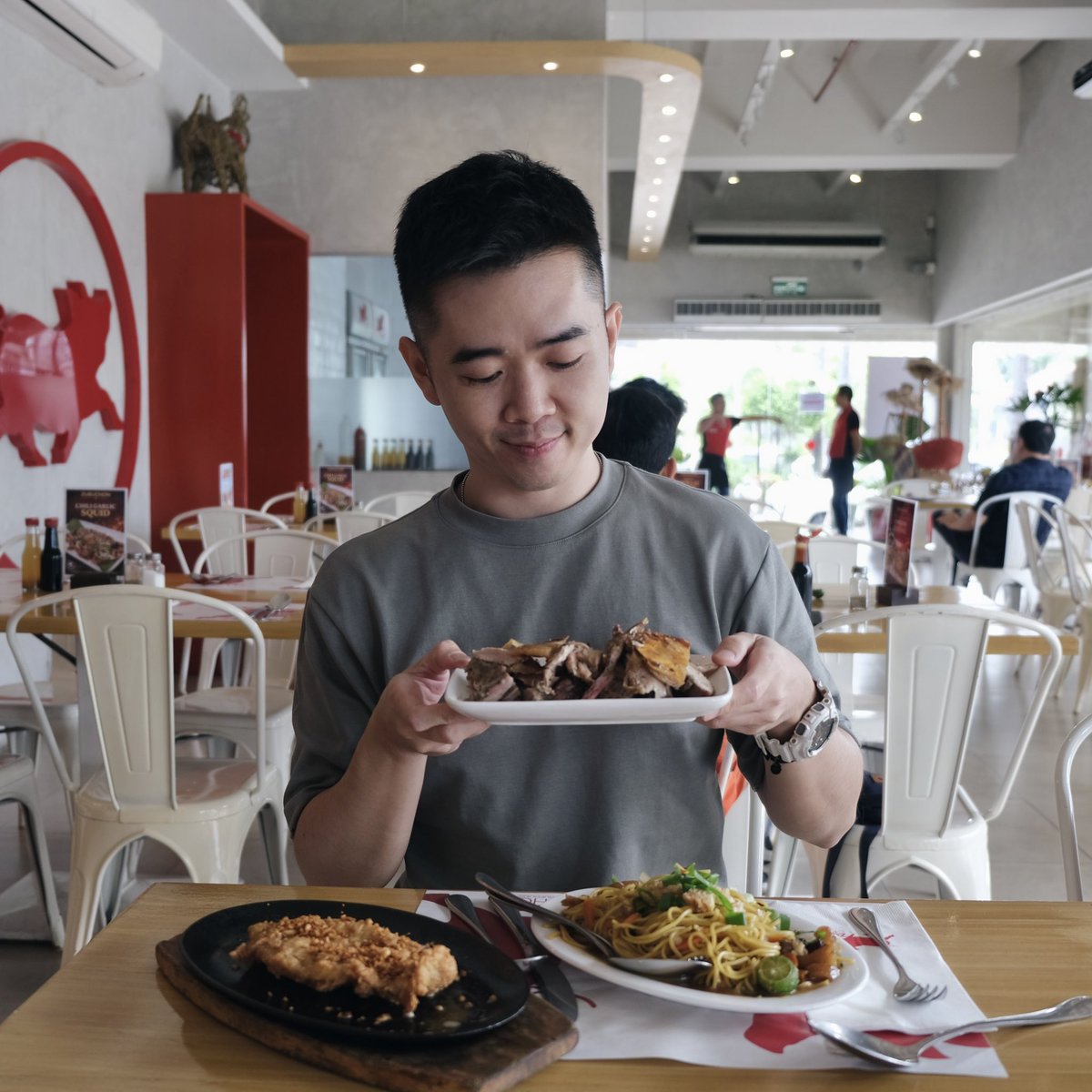 AndyWong0502's tweet photo. Starting my Cebu trip with the famous lechon ~ 🍖🍽️🇵🇭
.
.
.
#Lunch #Lechon #Cebu #Philippines #CEB https://t.co/uEd6l52Qtw