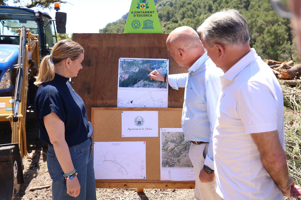 MargaProhens's tweet photo. Seguim protegint el patrimoni natural de les Illes Balears amb l’adquisició de noves finques a la Serra de Tramuntana per fer-les públiques i que en puguin gaudir tots els ciutadans.

Avui hem visitat la nova finca pública des Guix, de 123 hectàrees, adquirida gràcies a la feina conjunta entre el @goib i els ajuntaments d’Escorca i Selva, amb una inversió d’1,25 milions d’euros a través d’una convocatòria de fons europeus Next Generation impulsada durant aquesta legislatura per @turismeGOIB.

Una finca amb un indubtable valor natural i estratègic per la seva ubicació a la Serra de Tramuntana, que feia prop de 20 anys que estava abandonada. Ara s’hi podran impulsar actuacions molt importants: eliminar un antic abocador, recuperar el camí vell de Caimari a Lluc i dur a terme tasques de gestió forestal per prevenir el risc d’incendi.

La finca pública des Guix se suma així a altres espais naturals adquirits durant aquesta legislatura, com Son Jaumell o sa Bastida.

Continuam fent passes per protegir el nostre patrimoni natural, recuperar espais abandonats i posar-los al servei dels ciutadans.