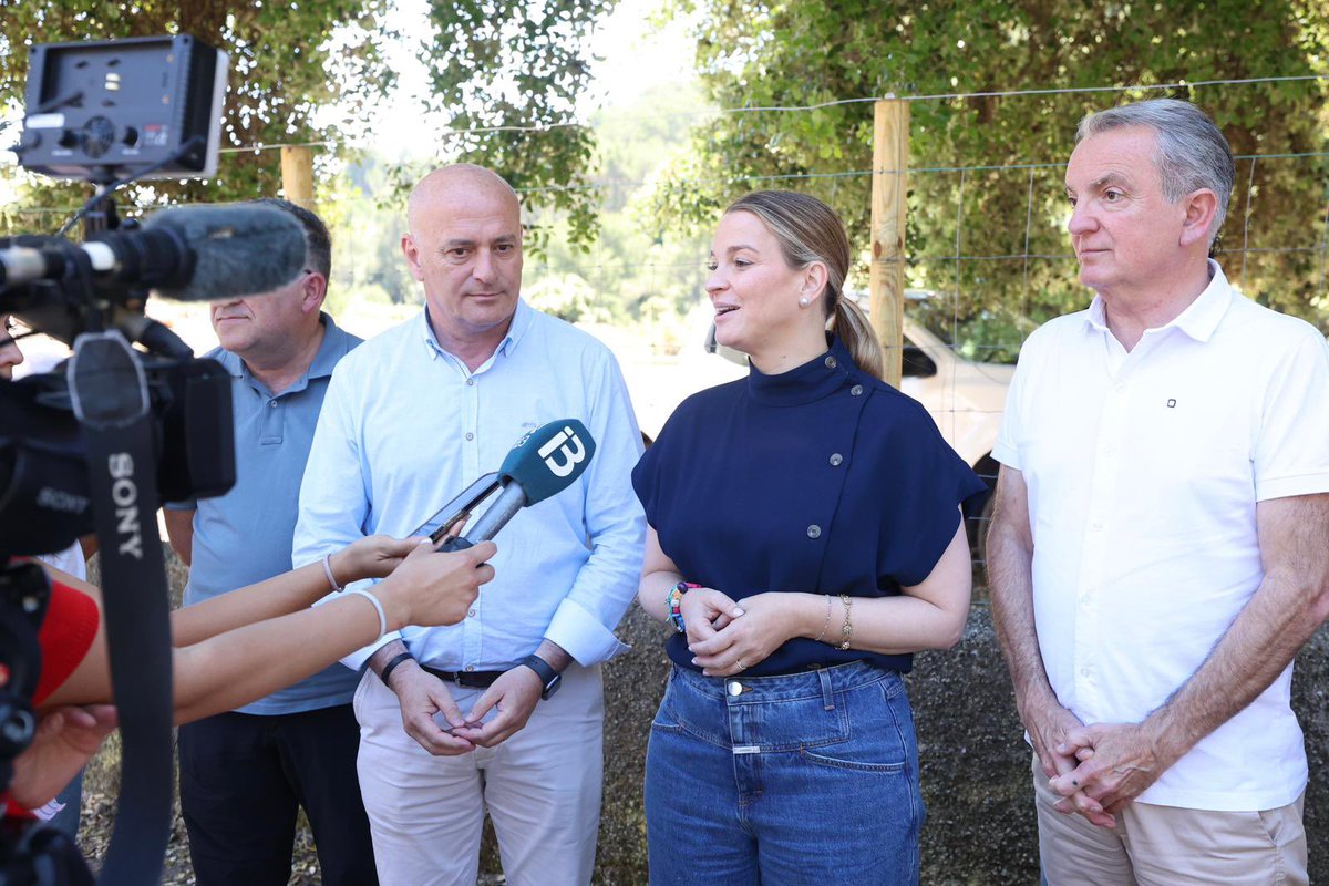 MargaProhens's tweet photo. Seguim protegint el patrimoni natural de les Illes Balears amb l’adquisició de noves finques a la Serra de Tramuntana per fer-les públiques i que en puguin gaudir tots els ciutadans.

Avui hem visitat la nova finca pública des Guix, de 123 hectàrees, adquirida gràcies a la feina conjunta entre el @goib i els ajuntaments d’Escorca i Selva, amb una inversió d’1,25 milions d’euros a través d’una convocatòria de fons europeus Next Generation impulsada durant aquesta legislatura per @turismeGOIB.

Una finca amb un indubtable valor natural i estratègic per la seva ubicació a la Serra de Tramuntana, que feia prop de 20 anys que estava abandonada. Ara s’hi podran impulsar actuacions molt importants: eliminar un antic abocador, recuperar el camí vell de Caimari a Lluc i dur a terme tasques de gestió forestal per prevenir el risc d’incendi.

La finca pública des Guix se suma així a altres espais naturals adquirits durant aquesta legislatura, com Son Jaumell o sa Bastida.

Continuam fent passes per protegir el nostre patrimoni natural, recuperar espais abandonats i posar-los al servei dels ciutadans.