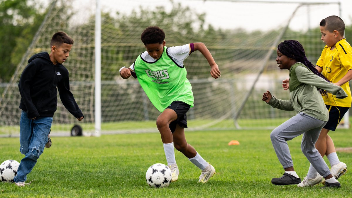 4ATXFoundation's tweet photo. Creating spaces where young people feel seen, supported and connected through soccer. 💚

Clinics 4ATX, pres. by @StDavidsHC, wrapped up its final spring session at Southeast Metro Park alongside @heartoftcparks, helping us reach more than 300 youth this season. 

Stay tuned for more clinics coming this Fall!