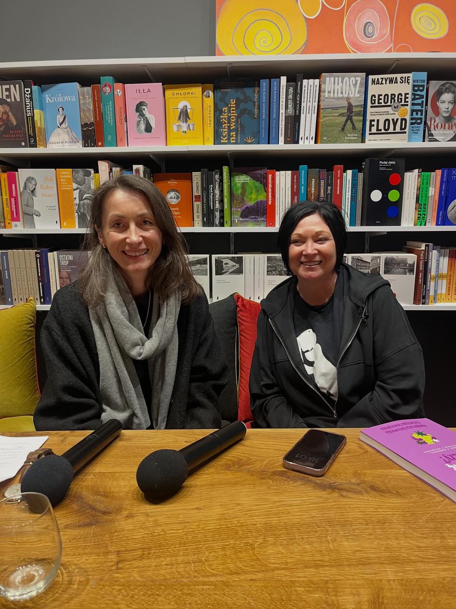 stradowski's tweet photo. O psychologii kryzysu i solidarności:  🎧 #Człowiek20 + prof. Małgorzata Kossowska + Katarzyna Sroczyńska
@PAN_akademia @AcademiaPAN @psychologyUJ  fot. Festiwal Książki Psychologicznej
▶️ Spotify: https://t.co/g2djiZrGeE
▶️ YouTube: https://t.co/t2UMMLLK99 https://t.co/wnHvXgxIvr