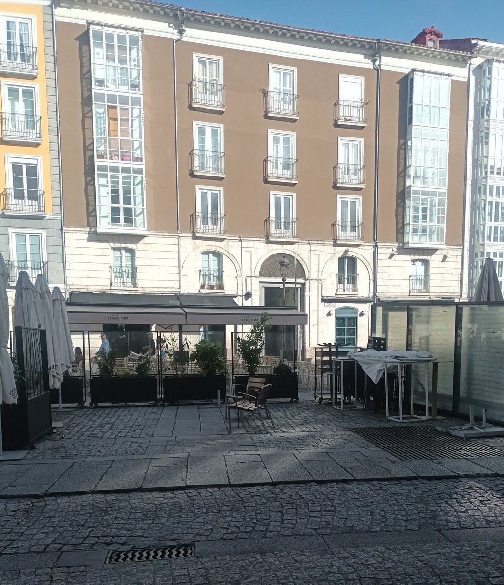 anablancagg's tweet photo. @aytoburgos podría  decirme por donde pueden  pasar las personas en esta plaza ???? https://t.co/0MOKpRAS3A
