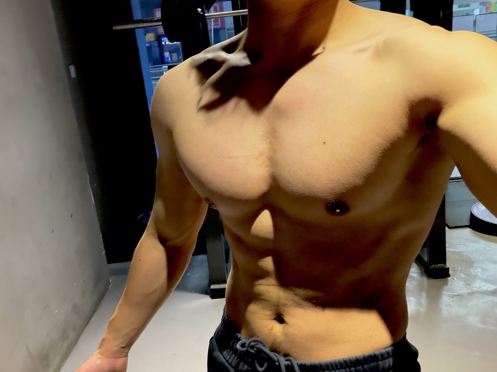 BBkingseven's tweet photo. chest day https://t.co/cyYIs3iX6S