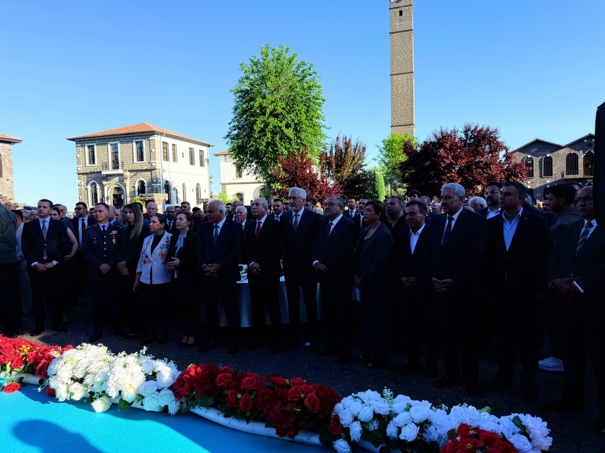 GalipEnsarioglu's tweet photo. 📍Diyarbakır Valiliği Bayramlaşma Programı

Bayramlar; bizleri aynı duyguda buluşturan, kırgınlıkların geride kaldığı, birlik ve beraberliğin en güzel haliyle yaşandığı müstesna değerlerimizdendir.

Diyarbakır Valiliğimizin ev sahipliğinde düzenlenen bayramlaşma programında, kıymetli hemşehrilerimiz ve İl Protokolümüzle bayramlaştık.

Bu bayramın, birliğimizi, beraberliğimizi ve kardeşliğimizi daha da güçlendirmesini temenni ediyor; bu güzel iklimin daim olmasını Rabbimden niyaz ediyorum.