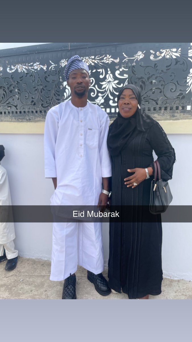saka35841's tweet photo. Happy Eld Mubarak 🤍🩸🌹 https://t.co/v6oiPiybPg
