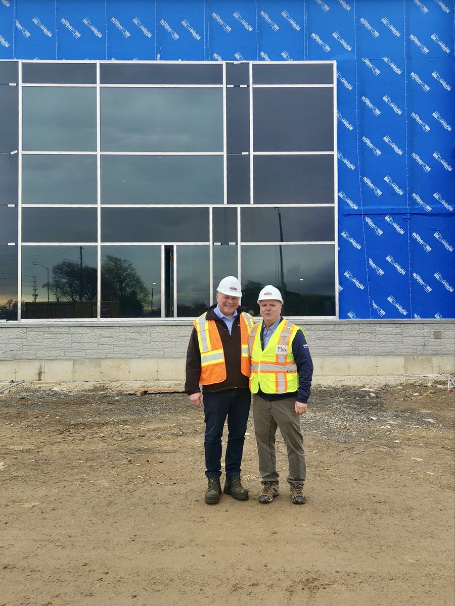 VoteRobCooper's tweet photo. Great visit with Max DiFelice at Waterdown Collision — a proud 3-generation Hamilton business expanding with a new location and 60+ new jobs, bringing total employment to ~120 by 2027. This is what Hamilton needs: more investment, more jobs, more growth. #HamOnt https://t.co/hrjzzBcGc4