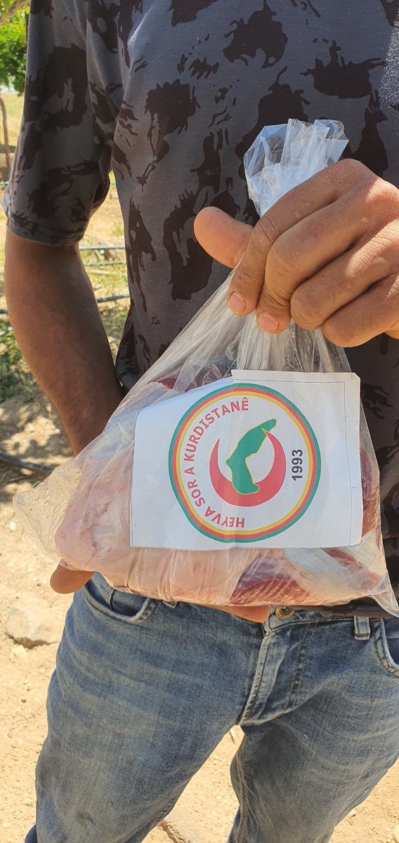 HeyvaKurd's tweet photo. #kurdî
Bi piştgiriya Heyva Sor a Kurdistanê, Heyva Sor a Kurd îro li Kobanê 1,147 parê goştê qurbaniyê belav kirin (her parek 2 kg, ji giştî 6.5 ton giraniya zindî ya goştê gewran).
Kesên ku îro sûd werdigirin:
• Karkerên paqijkirina şaredariyê
• Malbatên şehîdan
Kampanya dê di hemû rojên Cejna Qurbanê de bidome û belavkirin jî dê li herêmên din berdewam be. 
#Heyva_Sor_a_Kurd #Kobanê #Cejna_Qurbanê
...........
#عربي
بدعمٍ من الهلال الأحمر الكردستاني، وزّع الهلال الأحمر الكردي اليوم في كوباني 1,147 حصة من أضاحي العيد، بوزن 2 كغ للحصة الواحدة، ومن إجمالي 6.5 طن وزن قائم للعجول.
وشملت الحملة اليوم:
• عمال نظافة البلدية
• عوائل الشهداء
وتستمر الحملة خلال أيام عيد الأضحى لتشمل باقي المناطق والفئات المستفيدة. 
#الهلال_الأحمر_الكردي #كوباني #عيد_الأضحى
............
#English
 With support from the Kurdistan Red Crescent, the Kurdish Red Crescent distributed 1,147 portions of Eid al-Adha sacrifices in Kobani today. Each portion weighed 2 kg, for a total of 6.5 tons of live weight of calves.

Today's distribution included:

• Municipal sanitation workers

• Families of martyrs
The campaign will continue throughout Eid al-Adha to reach other areas and beneficiaries.  #KurdishRedCrescent #Kobani #EidAlAdha