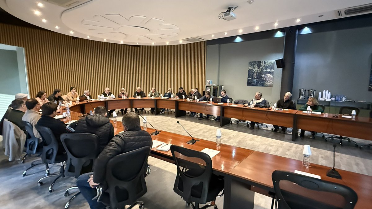 ACOVI_'s tweet photo. #Hoy Se realizó la tradicional reunión mensual de Comisión Directiva de ACOVI presidida por Fabian Ruggeri, durante la misma se presentó el nuevo Informe de Cosecha 2026 elaborado por SVE. Un relevamiento técnico sobre costos y sistemas de recolección en la vitivinicultura mendocina.  Durante el encuentro también se abordaron distintos temas de agenda vinculados a la actualidad del sector cooperativo vitivinícola.