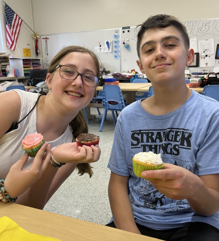 FredonFox's tweet photo. 6th grade pinwheel students presented their cupcake business proposal and their yummy prototypes! 🧁 https://t.co/7VlR3l94kU