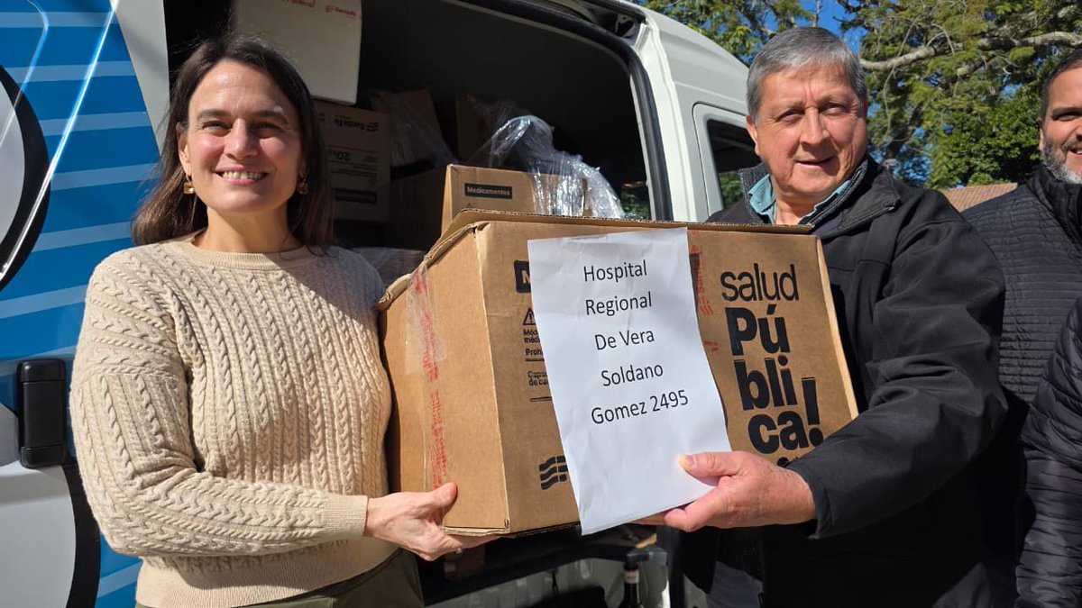 GobSantaFe's tweet photo. De #Vera a #Rufino: los medicamentos ya llegan a toda la provincia 🏥🚚
El nuevo sistema de almacenamiento y logística de salud  ya está en marcha. Tras la habilitación del centro logístico en #Funes por @maxipullaro y la ministra @silviaciancio1 , los primeros envíos de insumos sanitarios y medicamentos esenciales ya abastecen a hospitales y centros de salud de todo el territorio provincial.
Esta política pública permite descentralizar la distribución, reforzar la atención primaria, sostener tratamientos crónicos y garantizar una respuesta integral en efectores de alta y baja complejidad.
"Que la Provincia sostenga el abastecimiento tiene un impacto muy importante porque permite garantizar la continuidad de los tratamientos y que los efectores públicos puedan dar una respuesta", destacó Candela López desde la farmacia del Hospital Samco de #Rufino.