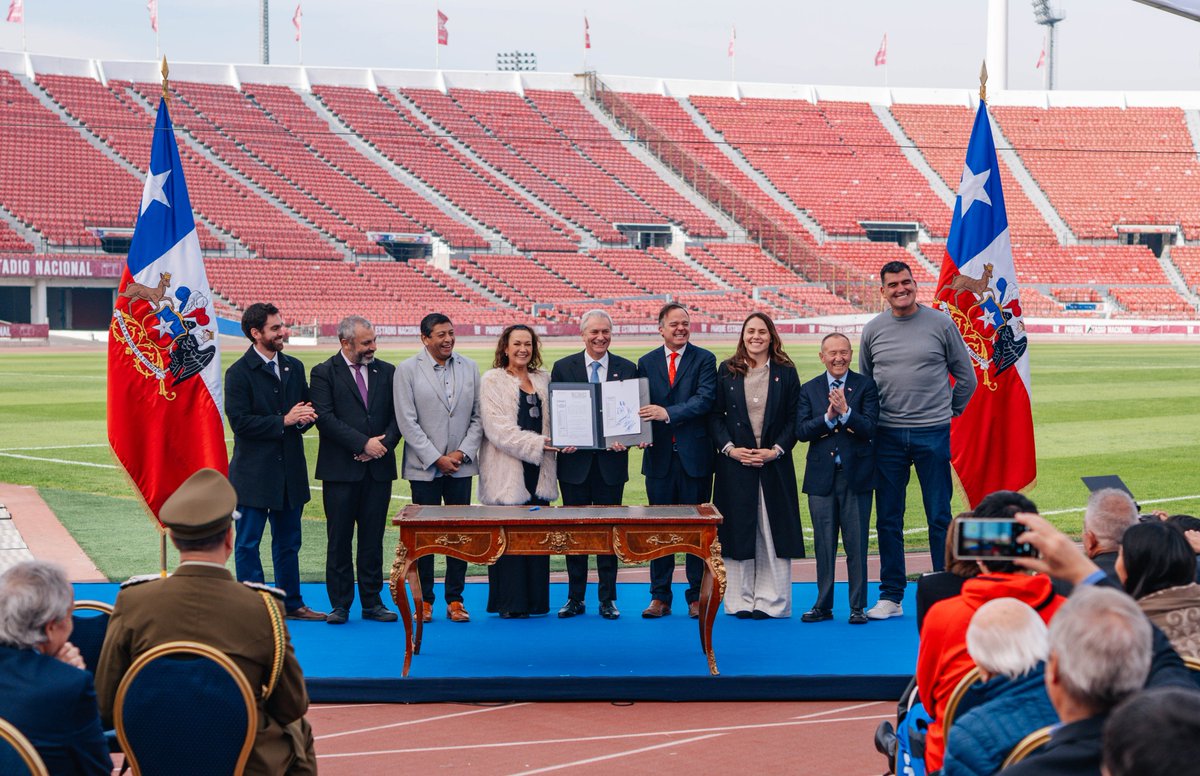 GobiernodeChile's tweet photo. El Presidente de la República, José Antonio Kast, encabezó la promulgación de la Ley de Sociedades Anónimas Deportivas.

En la actividad participó la ministra del Deporte, Natalia Duco, junto a distintas autoridades, representantes y organizaciones relacionadas al deporte. 

#TrabajandoParaUsted 🇨🇱
