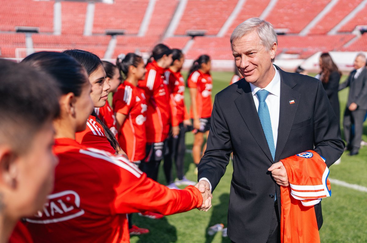 GobiernodeChile's tweet photo. El Presidente de la República, José Antonio Kast, encabezó la promulgación de la Ley de Sociedades Anónimas Deportivas.

En la actividad participó la ministra del Deporte, Natalia Duco, junto a distintas autoridades, representantes y organizaciones relacionadas al deporte. 

#TrabajandoParaUsted 🇨🇱