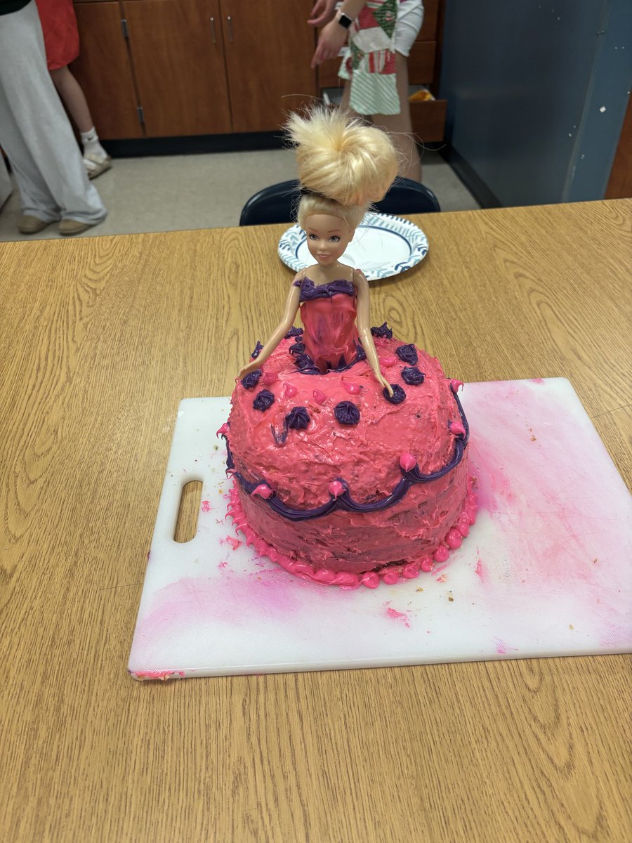 LSaraniecki's tweet photo. 19 years and counting of our annual cake wars competition! Fun was had by all! @ReutherCrusader https://t.co/VHpl8EEHS9