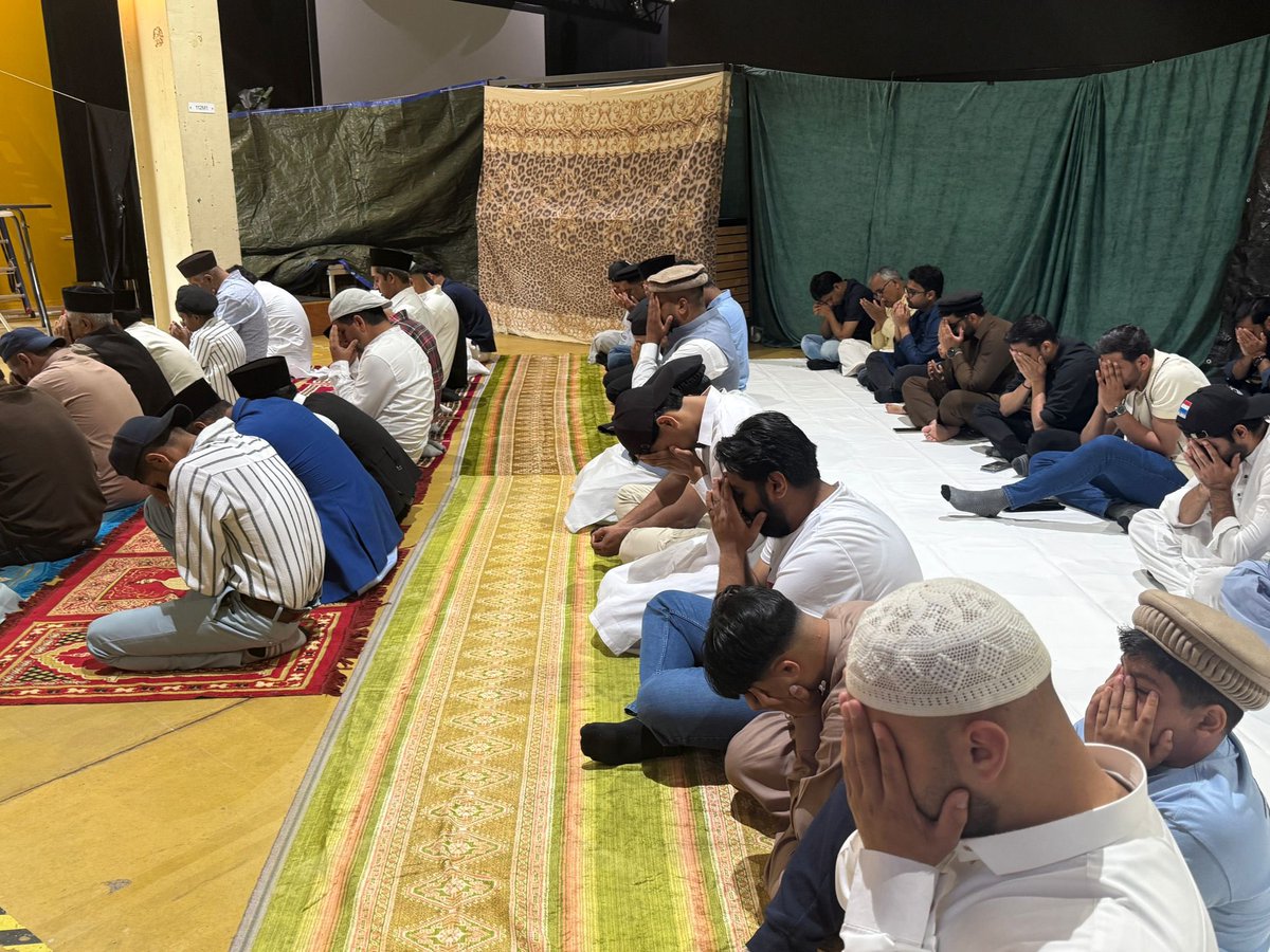 AMJArnhem's tweet photo. Eid ul Adha vandaag prachtig gevierd in Jamaat Arnhem 🌙✨
Ongeveer 200 mensen waren aanwezig, waaronder 7 niet-Ahmadi gasten. Na de Eid Khutba werd heerlijk eten geserveerd en iedereen genoot samen van de warme en gezellige sfeer 🤍

Eid Mubarak aan iedereen! 🙏 https://t.co/HhZwJVK8y1