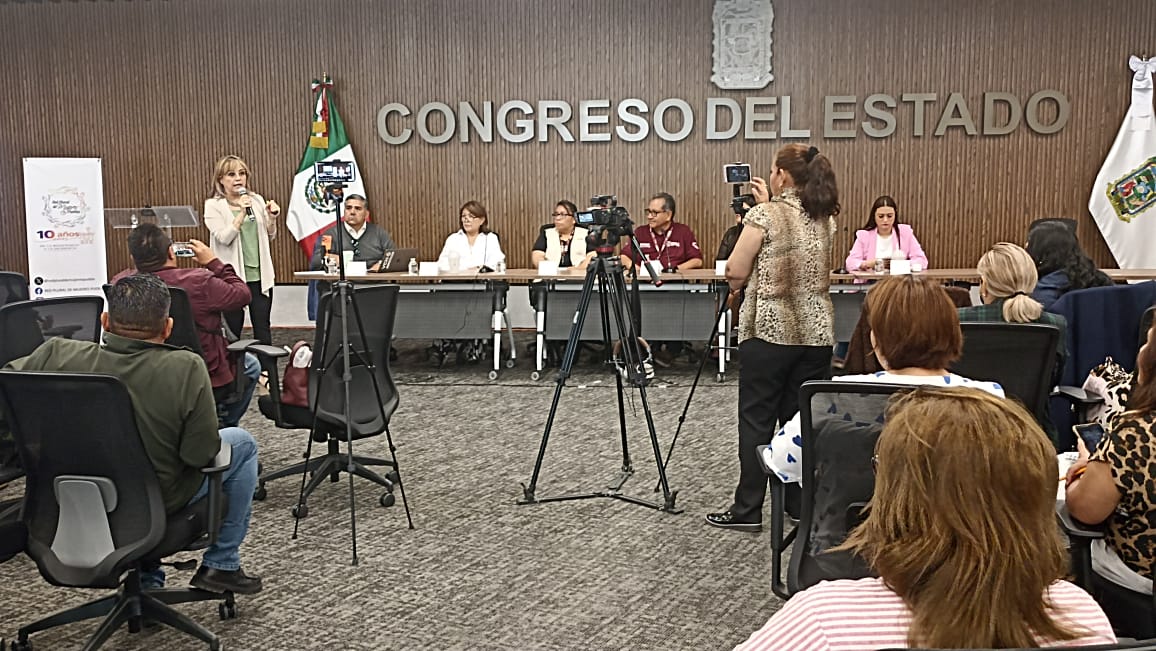 ICATEP_Oficial's tweet photo. 🟣📣 La comunicación tiene el poder de transformar realidades y fortalecer el respeto entre todas y todos.

En el marco del décimo aniversario de la Red Plural de Mujeres de Puebla, se llevó a cabo el taller “Comunicar con Perspectiva de Género”, un espacio dirigido a comunicadoras y comunicadores para fortalecer herramientas de comunicación con enfoque incluyente, igualdad y respeto a los derechos.

A través de este ejercicio de reflexión y aprendizaje, las y los participantes compartieron conocimientos que contribuyen a la construcción de entornos más conscientes y libres de violencia.

Con acciones que impulsan la igualdad y la inclusión, el @Gob_Puebla fortalece espacios de formación y diálogo para construir una sociedad más justa.

#PorAmorAPuebla