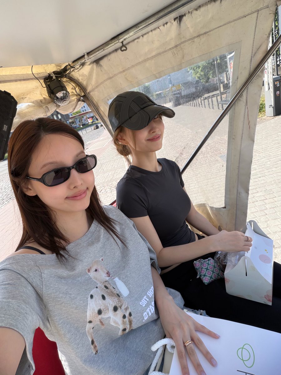 nayeon tweet media