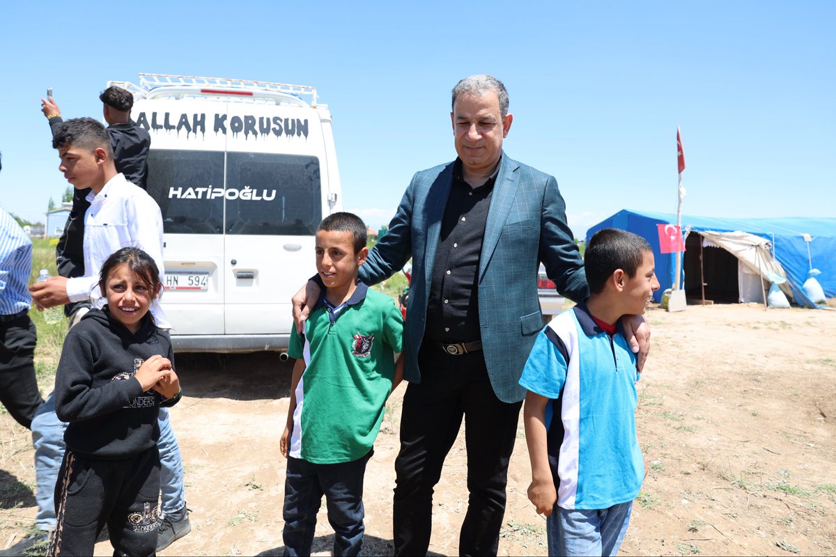 mustafayavvuz's tweet photo. Alın teri dökerek, büyük emek harcayarak, geçimlerini sağlamak, ekmek paralarını kazanmak için gurbette çalışmak mecburiyetinde kalan gönlü zengin, samimi ve içten olan güzel insanlarımızın yanında durmak aynı havayı yaşamak, günün anlam ve önemini paylaşmak ve bayramlaşmak için hemşerilerimizle bir aradaydık.
Bu mübarek günde onları yalnız bırakmayarak maddi ve manevi katkı sunan Eyyübiye Belediye Başkanımız @mehmetkusnet ve ekibine teşekkür eder, kıymetli hemşehrimize kazasız, belasız ve bereketli bir sezon geçirmelerini Yüce Rabbimden temenni ediyorum…