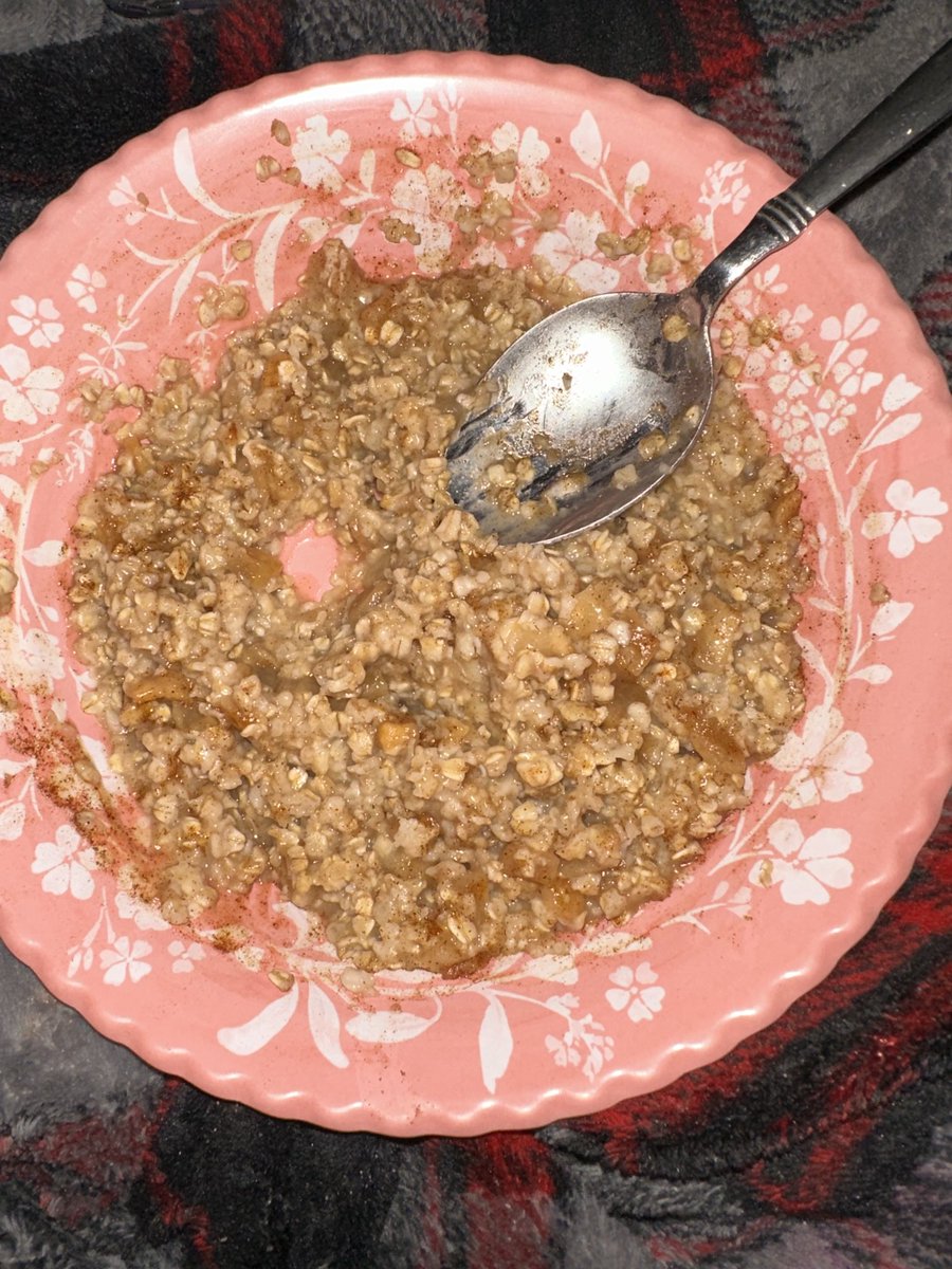 pseudohappiness's tweet photo. Mmm just how I like my oatmeal 🤤 https://t.co/KwJdvEesmh