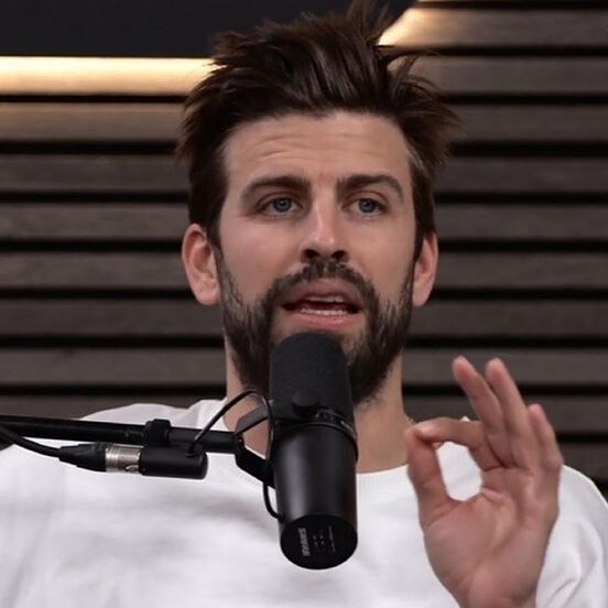 turkiyemourinho's tweet photo. Gerard Piqué: “Dürüst olmak gerekirse, o Real Madrid'e geldiğinde bizde bir korku oluştu. Ortam bir anda çok daha gergin hale geldi.

Karakteri, Barcelona'ya karşı oynanan her El Clásico'ya yaklaşımı ve maç öncesi yaptığı açıklamalar tansiyonu sürekli yükseltiyordu. Gerçekten bir gerginlik hissediliyordu. Bazı oyuncular onun tavırlarını kişisel algılıyordu ama o futbolu böyle yaşıyordu: mücadele, yoğunluk ve sürekli baskı.

Ben her zaman bu rekabetten ve her maçı dev bir olaya dönüştüren o gerilimden keyif aldım. Tabii aşılmaması gereken sınırlar da vardı. Tito Vilanova ile yaşanan olay gibi tartışmalı anlar bu döneme damga vurdu. Yine de bunların hepsi, tüm dünyanın takip ettiği büyük bir futbol şöleninin parçasıydı.

O yıllardaki El Clásico'lar sadece bir futbol maçı değildi; dünyanın gözünü çevirdiği küresel bir olaydı. Spor ve eğlencenin birleşimi, soyunma odasından tribünlere kadar hissedilen özel bir atmosfer yaratıyordu. Onun teknik direktörlüğünde hiç oynamadım ama söylediklerinin hem kendi takımında hem de rakip üzerinde büyük etki yarattığı açıktı.

Real Madrid'e karşı oynanan her maç farklı bir gerginlik taşıyordu; adeta elektrik yüklü bir atmosfer vardı. Açıkçası ben bu yoğunluğu seviyordum çünkü seni en üst seviyede mücadele etmeye zorluyordu. Bu maçların 90 dakikadan çok daha fazlası olduğunu hissettiriyordu. Evet, bazen kaotik bir ortam oluşuyordu ama aynı zamanda bu rekabeti unutulmaz kılan şeylerden biri de buydu.”