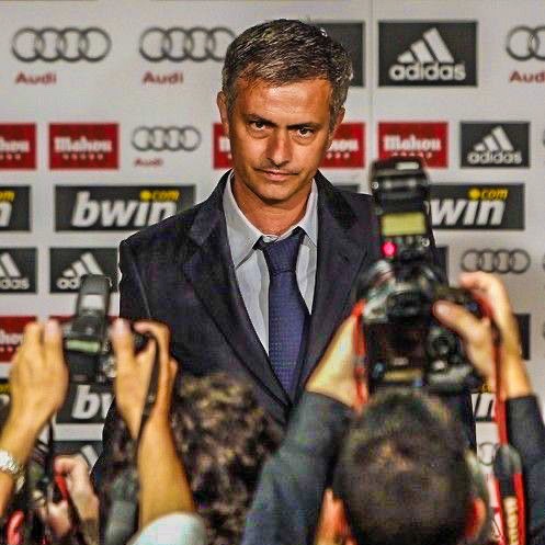 turkiyemourinho's tweet photo. Gerard Piqué: “Dürüst olmak gerekirse, o Real Madrid'e geldiğinde bizde bir korku oluştu. Ortam bir anda çok daha gergin hale geldi.

Karakteri, Barcelona'ya karşı oynanan her El Clásico'ya yaklaşımı ve maç öncesi yaptığı açıklamalar tansiyonu sürekli yükseltiyordu. Gerçekten bir gerginlik hissediliyordu. Bazı oyuncular onun tavırlarını kişisel algılıyordu ama o futbolu böyle yaşıyordu: mücadele, yoğunluk ve sürekli baskı.

Ben her zaman bu rekabetten ve her maçı dev bir olaya dönüştüren o gerilimden keyif aldım. Tabii aşılmaması gereken sınırlar da vardı. Tito Vilanova ile yaşanan olay gibi tartışmalı anlar bu döneme damga vurdu. Yine de bunların hepsi, tüm dünyanın takip ettiği büyük bir futbol şöleninin parçasıydı.

O yıllardaki El Clásico'lar sadece bir futbol maçı değildi; dünyanın gözünü çevirdiği küresel bir olaydı. Spor ve eğlencenin birleşimi, soyunma odasından tribünlere kadar hissedilen özel bir atmosfer yaratıyordu. Onun teknik direktörlüğünde hiç oynamadım ama söylediklerinin hem kendi takımında hem de rakip üzerinde büyük etki yarattığı açıktı.

Real Madrid'e karşı oynanan her maç farklı bir gerginlik taşıyordu; adeta elektrik yüklü bir atmosfer vardı. Açıkçası ben bu yoğunluğu seviyordum çünkü seni en üst seviyede mücadele etmeye zorluyordu. Bu maçların 90 dakikadan çok daha fazlası olduğunu hissettiriyordu. Evet, bazen kaotik bir ortam oluşuyordu ama aynı zamanda bu rekabeti unutulmaz kılan şeylerden biri de buydu.”