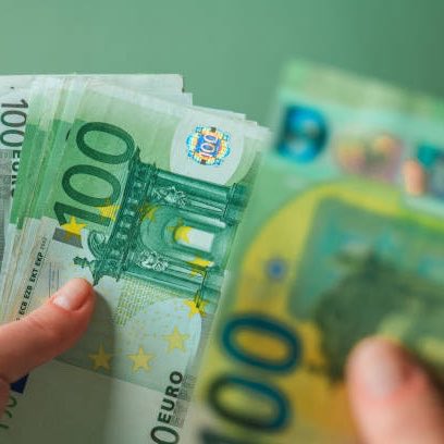 kiyashaber212's tweet photo. Türk Lirasının Euro Karşısında Yıllara Göre Değer Kaybı 

2016 — 3.71 TL (%16.7)
2017 — 4.56 TL (%22.6)
2018 — 6.06 TL (%33.3)
2019 — 6.68 TL (%10.3)
2020 — 9.08 TL (%36.3)
2021 — 15.10 TL (%67.2)
2022 — 19.98 TL (%31.1)
2023 — 32.68 TL (%63.5)
2024 — 36.66 TL (%12.5)
2025 — 50.53 TL (%37.6)

Güncel — 53.36 TL