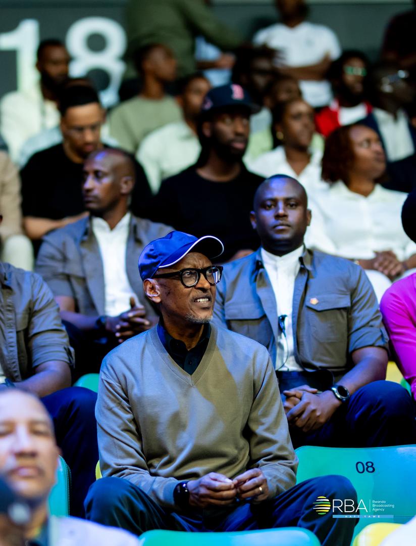 rbarwanda's tweet photo. 🚨AMAKURU AGEZWEHO 🚨

Perezida Kagame yifatanyije n’ibihumbi by’abakunzi ba Basketball by’umwihariko abafana ba RSSB Tigers BBC bayiri inyuma mu mukino iri gukinamo na Al Ahly SC yo mu Misiri, muri ½ cya #BAL.

Muri uyu mukino uri kubera muri BK Arena mu Mujyi wa Kigali, ikipe iwutsinda izakina umukino wa nyuma w’iri rushanwa rya BAL [Basketball Africa League] riri kuba ku nshuro yaryo ya Gatandatu. #RBASports 

📷: @steven_mugenzi